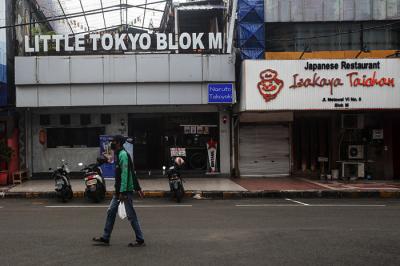 Suasana pertokoan yang tutup di kawasan Little Tokyo, Blok M, Jakarta Selatan, Jumat (23/7/2021).