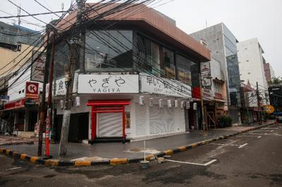 Suasana pertokoan yang tutup di kawasan Little Tokyo, Blok M, Jakarta Selatan, Jumat (23/7/2021).