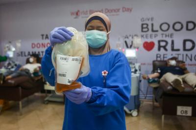 Petugas melayani warga yang mendonorkan plasma darah konvalesen di kantor Palang Merah Indonesia (PMI) DKI Jakarta, Kramat, Jakarta Pusat, Jumat (23/7/2021).