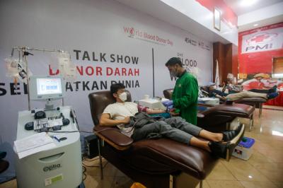Petugas melayani warga yang mendonorkan plasma darah konvalesen di kantor Palang Merah Indonesia (PMI) DKI Jakarta, Kramat, Jakarta Pusat, Jumat (23/7/2021).