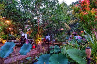 Suasana pengunjung sedang menikmati suasana santai di Rumah Kecil Pannara, Kecamatan Manggala, Makassar, Jumat (23/7/2021).