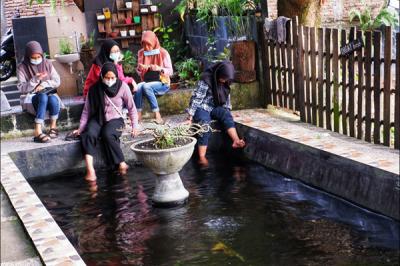 Suasana pengunjung sedang menikmati suasana santai di Rumah Kecil Pannara, Kecamatan Manggala, Makassar, Jumat (23/7/2021).