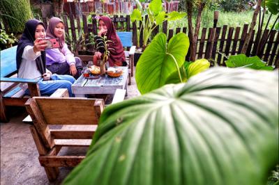 Suasana pengunjung sedang menikmati suasana santai di Rumah Kecil Pannara, Kecamatan Manggala, Makassar, Jumat (23/7/2021).