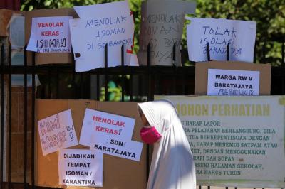 Puluhan warga berorasi dan membentangkan poster ketika aksi didepan SDN Baratajaya Surabaya, Jawa Timur, Jumat (23/7/2021).