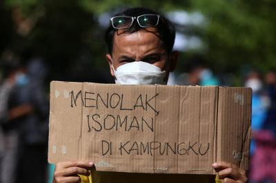Puluhan warga berorasi dan membentangkan poster ketika aksi didepan SDN Baratajaya Surabaya, Jawa Timur, Jumat (23/7/2021).