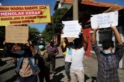 Puluhan warga berorasi dan membentangkan poster ketika aksi didepan SDN Baratajaya Surabaya, Jawa Timur, Jumat (23/7/2021).
