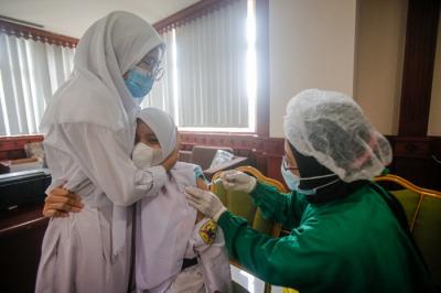 Pelajar mengikuti vaksinasi Covid-19 di kantor Wali kota Jakarta Selatan, Jakarta, Jumat (23/7/2021).