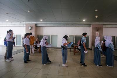 Pelajar mengikuti vaksinasi Covid-19 di kantor Wali kota Jakarta Selatan, Jakarta, Jumat (23/7/2021).