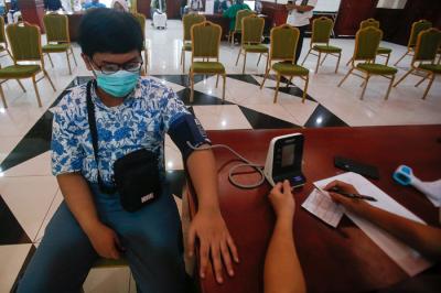 Pelajar mengikuti vaksinasi Covid-19 di kantor Wali kota Jakarta Selatan, Jakarta, Jumat (23/7/2021).