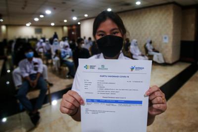 Pelajar mengikuti vaksinasi Covid-19 di kantor Wali kota Jakarta Selatan, Jakarta, Jumat (23/7/2021).