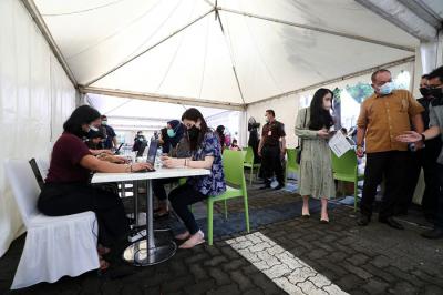 Wamenparekraf Angela Tanoesoedibjo meninjau langsung sentra vaksinasi di MNC Center, Kebon Sirih, Jakarta, Jumat (23/7/2021).