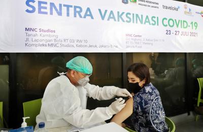 Wamenparekraf Angela Tanoesoedibjo meninjau langsung sentra vaksinasi di MNC Center, Kebon Sirih, Jakarta, Jumat (23/7/2021).