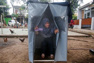 Warga berada di dalam bilik sauna di kawasang Gang Pepaya RT 11 RW 3, Lenteng Agung, Jakarta Selatan, Sabtu (24/7/2021).