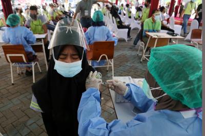 Vaksinasi bagi pekerja di PT Integra Indocabinet, Sidoarjo, Jawa Timur, Sabtu (24/7/2021).