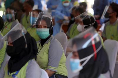 Vaksinasi bagi pekerja di PT Integra Indocabinet, Sidoarjo, Jawa Timur, Sabtu (24/7/2021).