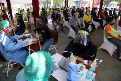 Vaksinasi bagi pekerja di PT Integra Indocabinet, Sidoarjo, Jawa Timur, Sabtu (24/7/2021).