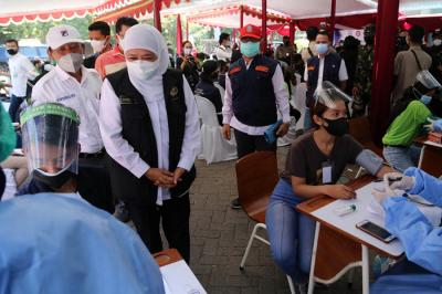Vaksinasi bagi pekerja di PT Integra Indocabinet, Sidoarjo, Jawa Timur, Sabtu (24/7/2021).