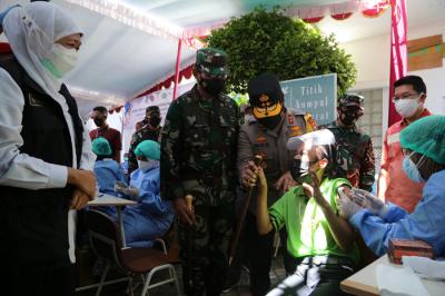 Seorang buruh meronta karena takut jarum suntik saat mengikuti vaksinasi bagi pekerja di PT Integra Indocabinet, Sidoarjo, Jawa Timur, Sabtu (24/7/2021).