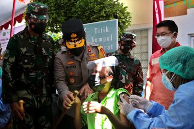 Seorang buruh meronta karena takut jarum suntik saat mengikuti vaksinasi bagi pekerja di PT Integra Indocabinet, Sidoarjo, Jawa Timur, Sabtu (24/7/2021).