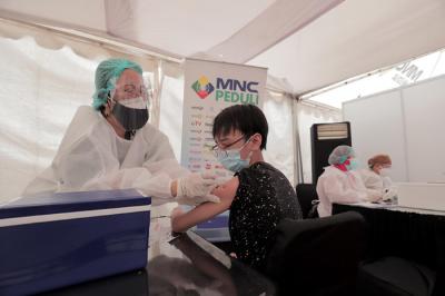 Petugas kesehatan menyuntikkan vaksin Covid-19 kepada warga di sentra vaksinasi MNC Center, Kebon Jeruk, Jakarta Barat, Sabtu (24/7/2021).