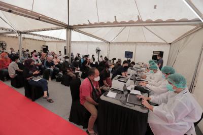 Petugas kesehatan menyuntikkan vaksin Covid-19 kepada warga di sentra vaksinasi MNC Center, Kebon Jeruk, Jakarta Barat, Sabtu (24/7/2021).