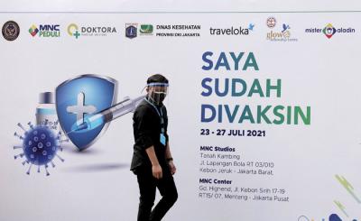 Petugas kesehatan menyuntikkan vaksin Covid-19 kepada warga di sentra vaksinasi MNC Center, Kebon Jeruk, Jakarta Barat, Sabtu (24/7/2021).