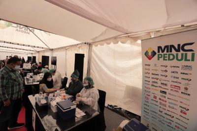 Petugas kesehatan menyuntikkan vaksin Covid-19 kepada warga di sentra vaksinasi MNC Center, Kebon Jeruk, Jakarta Barat, Sabtu (24/7/2021).