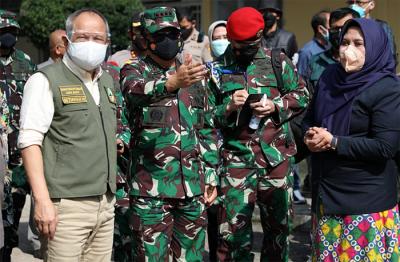 Panglima TNI Marsekal TNI Hadi Tjahjanto saat meninjau pelaksanaan Isolasi Terpusat di RSUD Al-Ihsan dan Wisma Atlet Jalak Harupat, Bandung, Sabtu (24/7/2021).