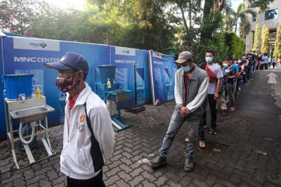 Warga mengikuti vaksinasi Covid-19 di Sentra Vaksinasi MNC Center, Kebon Sirih, Jakarta Pusat, Sabtu (24/7/2021).