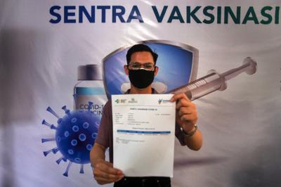 Warga mengikuti vaksinasi Covid-19 di Sentra Vaksinasi MNC Center, Kebon Sirih, Jakarta Pusat, Sabtu (24/7/2021).