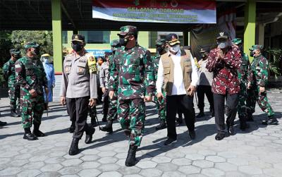 Panglima TNI Marsekal TNI Hadi Tjahjanto saat meninjau pelaksanaan Isoter di Asrama Haji Sleman, Daerah Istimewa Yogyakarta, Minggu (25/7/2021).