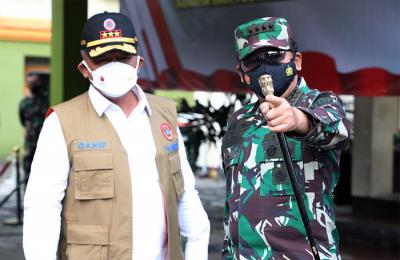 Panglima TNI Marsekal TNI Hadi Tjahjanto saat meninjau pelaksanaan Isoter di Asrama Haji Sleman, Daerah Istimewa Yogyakarta, Minggu (25/7/2021).