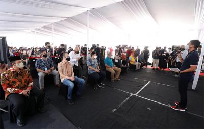 Menteri Pariwisata dan Ekonomi Kreatif Sandiaga Uno saat meninjau Sentra Vaksin Covid-19 di MNC Studio, Kebon Jeruk, Jakarta Barat, Minggu (25/7/2021).