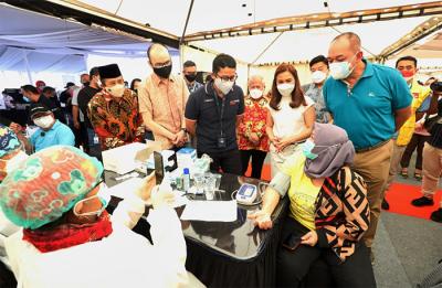 Menteri Pariwisata dan Ekonomi Kreatif Sandiaga Uno saat meninjau Sentra Vaksin Covid-19 di MNC Studio, Kebon Jeruk, Jakarta Barat, Minggu (25/7/2021).