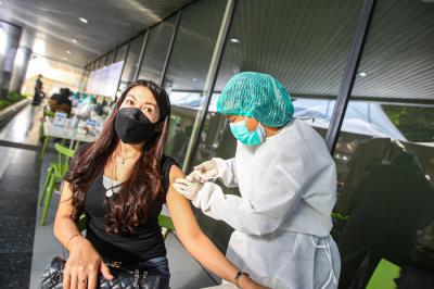 Petugas saat memberikan suntikan vaksin Covid-19 jenis Sinovac untuk warga di Sentra Vaksinasi MNC Center, Kebon Sirih, Jakarta Pusat, Minggu (25/7/2021).