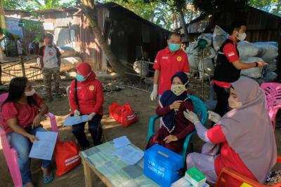 Warga menerima vaksin dari tenaga kesehatan tepat di kediamannya di Kelurahan Tompobalang, Kabupaten Gowa, Minggu (25/7/2021).