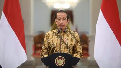 Presiden Joko Widodo saat menyampaikan keterangan di Istana Merdeka, Jakarta, Minggu (25/7/2021).