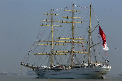 Taruna-Taruni Akademi Angkatan Laut (AAL) berada diatas KRI Bima Suci-945 di Dermaga Madura Markas Komado Armada II Surabaya, Senin (26/7/2021).