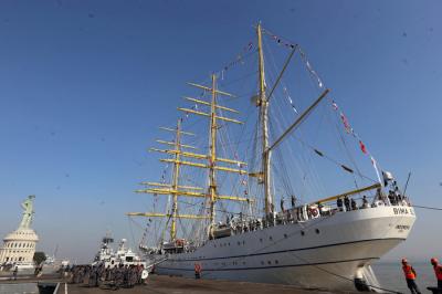 Taruna-Taruni Akademi Angkatan Laut (AAL) berada diatas KRI Bima Suci-945 di Dermaga Madura Markas Komado Armada II Surabaya, Senin (26/7/2021).