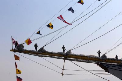 Taruna-Taruni Akademi Angkatan Laut (AAL) berada diatas KRI Bima Suci-945 di Dermaga Madura Markas Komado Armada II Surabaya, Senin (26/7/2021).