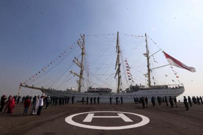 Taruna-Taruni Akademi Angkatan Laut (AAL) berada diatas KRI Bima Suci-945 di Dermaga Madura Markas Komado Armada II Surabaya, Senin (26/7/2021).