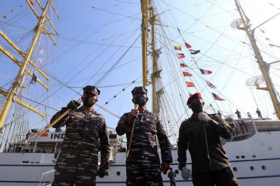 Taruna-Taruni Akademi Angkatan Laut (AAL) berada diatas KRI Bima Suci-945 di Dermaga Madura Markas Komado Armada II Surabaya, Senin (26/7/2021).