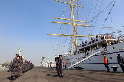 Taruna-Taruni Akademi Angkatan Laut (AAL) berada diatas KRI Bima Suci-945 di Dermaga Madura Markas Komado Armada II Surabaya, Senin (26/7/2021).
