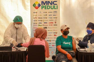 Ribuan warga mendatangi Sentra Vaksinasi yang diselenggarakan oleh MNC Peduli bersama Kemenparekraf di MNC Studios, Kebon Jeruk, Senin (26/7/2021).