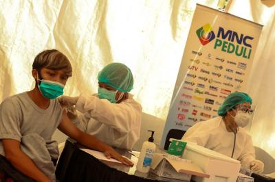 Ribuan warga mendatangi Sentra Vaksinasi yang diselenggarakan oleh MNC Peduli bersama Kemenparekraf di MNC Studios, Kebon Jeruk, Senin (26/7/2021).