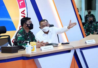 Panglima TNI Marsekal TNI Hadi Tjahjanto bersama Kepala BNPB Letjen TNI Ganip Warsito saat meninjau Pelatihan Tracer Digital di BNPB, Senin (26/7/2021).