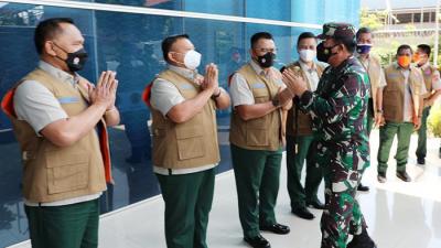 Panglima TNI Marsekal TNI Hadi Tjahjanto bersama Kepala BNPB Letjen TNI Ganip Warsito saat meninjau Pelatihan Tracer Digital di BNPB, Senin (26/7/2021).