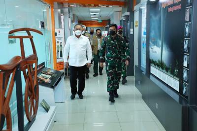 Panglima TNI Marsekal TNI Hadi Tjahjanto bersama Kepala BNPB Letjen TNI Ganip Warsito saat meninjau Pelatihan Tracer Digital di BNPB, Senin (26/7/2021).