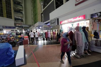 Petugas memeriksa kartu vaksinasi pengunjung yang akan memasuki Blok B Pasar Tanah Abang, Jakarta, Senin (26/7/2021).