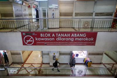 Penjual menata dagangannya di Blok B, Pasar Tanah Abang, Jakarta Pusat, Senin (26/7/2021).